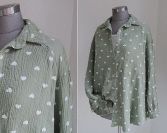 Blusa camicia in mussola verde kaki con cuori bianchi, camicetta corta in tessuto mussola, camicia in cotone fantasia strutturata taglia unica qui 36-42