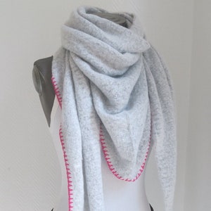 xl triangular scarf grey, fleece scarf with pink crocheted hem in light grey, wool-mix scarf fluffy cuddly, scarves women's scarf winter warm