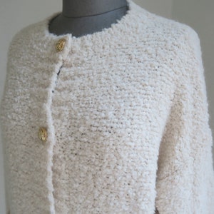 bouclé cardigan pulli mohair wolle grobstrickjacke mit Goldknöpfe & Taschen wollweiss GR: 36-42 Bild 3