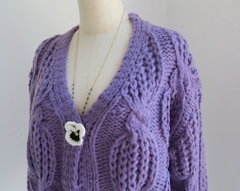 cropped cardigan mit gehäkelte Blumenknöpfe in lila, grobstrickjacke Zopfmuster violett kurz in unisize hier 36-40