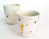 Set de 2 tasses Pollen. Tournées en porcelaine avec poudre d'oxydes et émail brillant transparent..