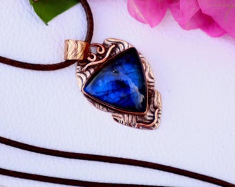 Collar de labradorita de cobre: joyería artesanal, colgante de cristal de fuego azul para ella, regalo hecho a mano, piedra azul brillante.