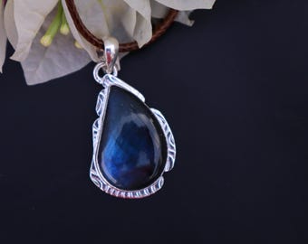 Collar de labradorita con latón plateado: joyería hecha a mano con piedras preciosas, aspecto elegante.