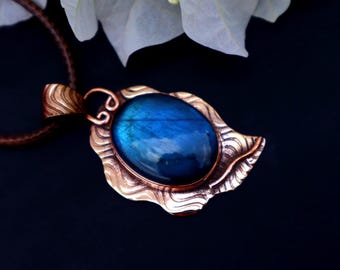 Collar de labradorita Reiki: colgante de cobre hecho a mano, elegante joyería de cristal para mujer, regalo metafísico para mujer.