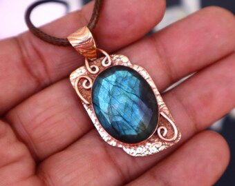 Delicado collar de labradorita: colgante hecho a mano con base de cobre, labradorita de corte rosa, joyería sencilla con piedras preciosas, joyería antigua de cobre para mujer.