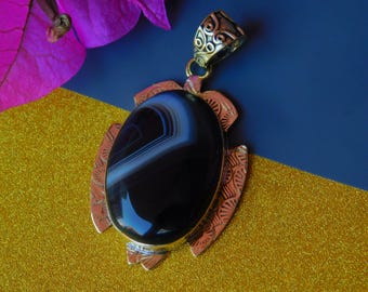 Zwarte onyx messing hanger – Handgemaakte gotische boho-sieraden voor vrouwen, retrostijl vintage geïnspireerde helende kristallen metalen gegraveerde hanger