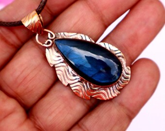 Collar minimalista de labradorita: colgante de cobre hecho a mano, elegante joya de cristal para mujer.