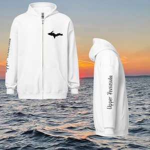 Può includere: Felpa con cappuccio bianca con cerniera, con un contorno nero della penisola superiore del Michigan sul davanti e le parole "Upper Peninsula" sul braccio sinistro.