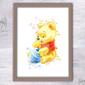 Pu&ograve; includere: Un dipinto ad acquerello di Winnie the Pooh, un orso dei cartoni animati, con una camicia rossa, che mangia miele da un vaso blu. Lo sfondo &egrave; una tela bianca con schizzi di acquerello giallo, blu e rosa.