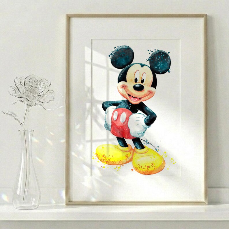 Puede incluir: Una l&aacute;mina de acuarela enmarcada de Mickey Mouse con cuerpo negro, guantes blancos, pantalones cortos rojos y zapatos amarillos. El personaje aparece con una expresi&oacute;n sonriente. La obra se presenta en un marco sencillo de color claro.