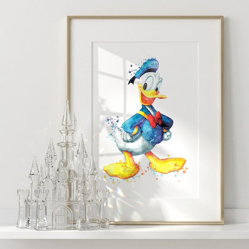 Puede incluir: Una l&aacute;mina de acuarela enmarcada de Donald Duck con camisa de marinero azul, pajarita roja y pies amarillos, expuesta junto a una figura de castillo de cristal transparente. La obra utiliza salpicaduras de pintura azul, amarilla y roja.