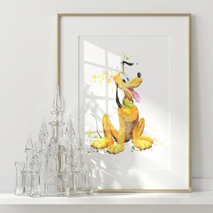 Puede incluir: Una l&aacute;mina de acuarela enmarcada que muestra a un perro amarillo con orejas negras, collar verde y lengua rosa, representado en posici&oacute;n sentada con salpicaduras de pintura de colores alrededor, presentada en un marco dorado con un castillo de cristal.