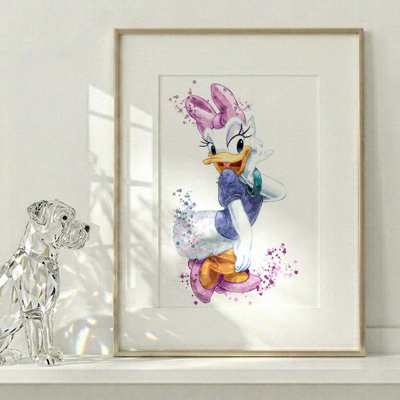 Puede incluir: Una l&aacute;mina de arte mural enmarcada con una ilustraci&oacute;n en acuarela de Daisy Duck. El personaje lleva un top morado, un lazo rosa y zapatos naranjas, rodeado de salpicaduras de pintura morada y rosa sobre un fondo blanco en un marco claro.