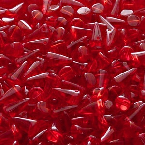 50 cuentas de cristal prensado checo con forma de punta, 5 x 8 mm, color rubí