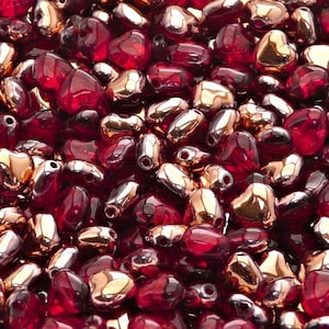 50 cuentas de corazón de cristal prensado checo de 6 mm, rubí, oro capri.