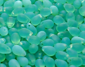 30 cuentas de lágrima de vidrio checo prensado de 6x9 mm, ópalo verde aguamarina mate