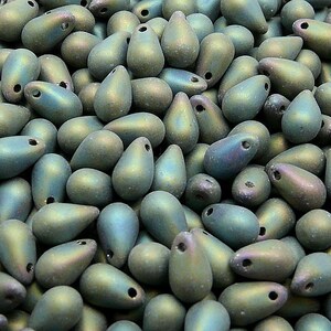 Peut inclure: Un grand groupe de perles de verre en forme de goutte d'eau de couleur vert foncé avec un éclat iridescent.