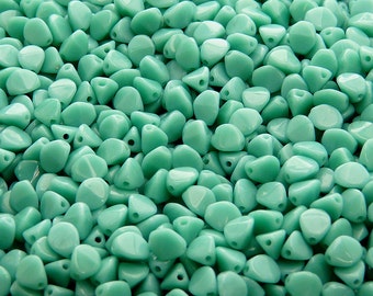 80pcs Tsjechische geperste glas knijpen kralen 5mm ondoorzichtig turquoise groen