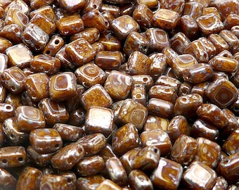 40 cuentas de vidrio prensadas CzechMates de dos agujeros, 6 mm, color beige opaco Picasso