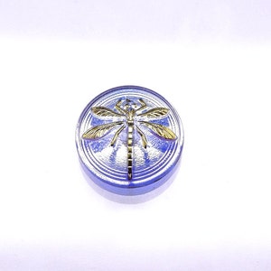 1 st Tsjechische handgemaakte kunst glazen knop cabochon libel rond 18 mm lichtsaffier gouden libel AB (CAB025-30020AB)