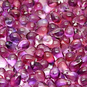 30 stuks Tsjechische persglasdruppelkralen 6 x 9 mm kristalrood violet tweekleurige glanscoating (48014)