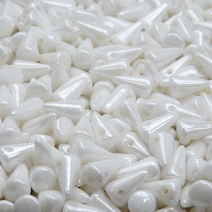50 pcs perles de verre pressées tchèques 5 x 8 mm, aspect céramique blanche opaque