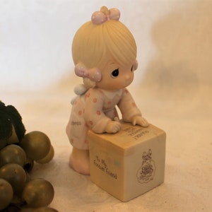 Precious Moments 1987 Charter Member Figurine - Collector Club &quot;Sharing Is Universal&quot;, Excellent Condition!
