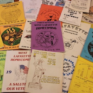 Peut inclure: Une collection de brochures colorées pour les événements de rentrée scolaire de West Lafayette. Les brochures présentent divers designs et dates, notamment "Forty-Third West Lafayette Homecoming" en juin 1990, "Forty-Seventh West Lafayette Homecoming" en juin 1994 et "West Lafayette Homecoming 1982" en juin 1982.