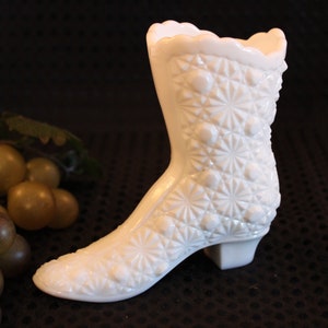 Fenton White Milk Glass Daisy & Button High Boot Shoe - Excellent Condition