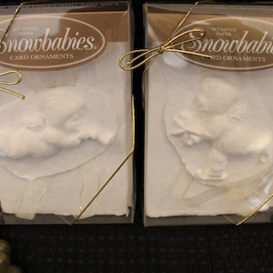 Rayon 56 Paire de décorations pour cartes Snowbabies dans les boîtes d'origine - Cartes de Noël en papier sculpté