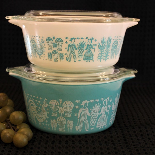 Set of 2 Pyrex White and Turquoise Amish Butterprint Round Casserole Dishes with Glass Lids - 472 1 1/2 Pint, 473 1 Quart