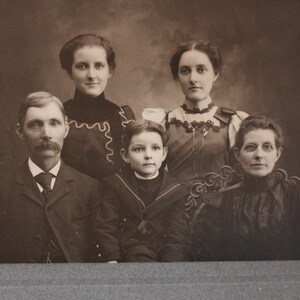Old Carte de Visite Print Family Portrait Photograph in Great Condition