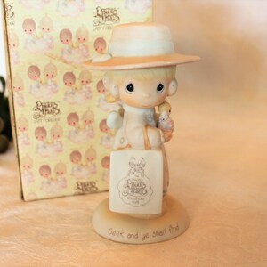 Precious Moments 1985 Symbol of Membership Figurine in Original Box - Seek and Ye Shall Find, Excellent Condition!