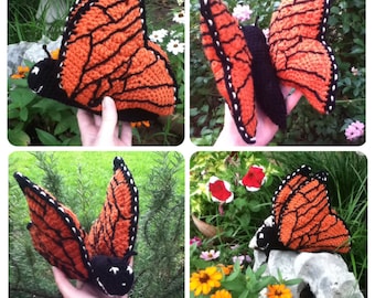 Puede incluir: Cuatro vistas diferentes de una mariposa de crochet naranja y negra. La mariposa está sentada en una roca, una mano y en un jardín.