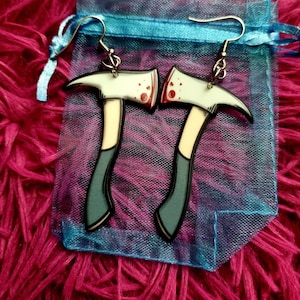 Blodiga yxörhängen, mordörhängen, slasher-yxörhängen