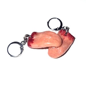 Örhängen med avhuggen tunga, örhängen med blodig tunga, konstiga örhängen, skräckörhängen