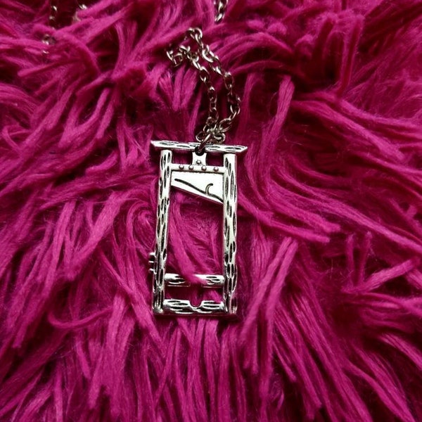 Guillotine pendant, Guillotine necklace