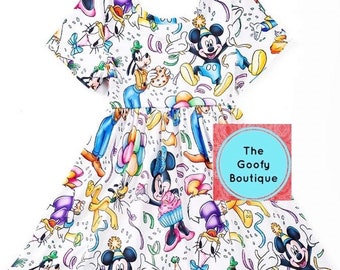 Vestido de cumpleaños de Disney Twirl Listo para enviar el mejor cumpleaños de todos los tiempos Colores brillantes Globos de cupcake Vestido de Disney Mickey Minnie Goofy Donald Daisy