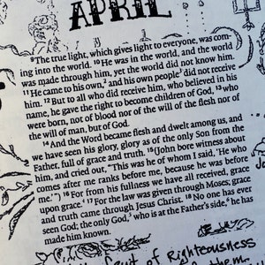 K&ouml;nnte beinhalten: Eine Tagebuchseite mit dem Monat "APRIL" oben und der Zahl "15" in fetter Schrift. Die Seite enth&auml;lt handschriftlichen Bibeltext, verziert mit floralen und dekorativen Kritzeleien.