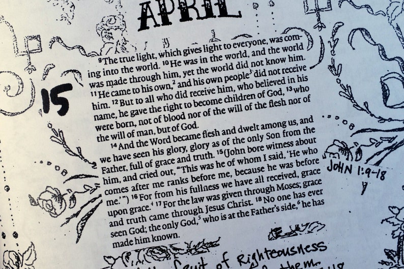 K&ouml;nnte beinhalten: Eine Tagebuchseite mit dem Monat "APRIL" oben und der Zahl "15" in fetter Schrift. Die Seite enth&auml;lt handschriftlichen Bibeltext, verziert mit floralen und dekorativen Kritzeleien.
