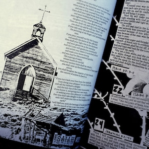K&ouml;nnte beinhalten: Schwarz-Wei&szlig;-Illustration einer Kirche mit Kreuz, gedruckt auf einer Buchseite. Das Bild ist Teil eines religi&ouml;sen Textes mit sichtbaren Schriftstellen und Kapitelverweisen. Die Seite hat ein gealtertes, abgenutztes Aussehen.