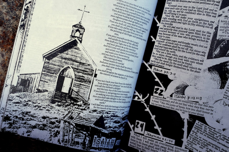 K&ouml;nnte beinhalten: Schwarz-Wei&szlig;-Illustration einer Kirche mit Kreuz, gedruckt auf einer Buchseite. Das Bild ist Teil eines religi&ouml;sen Textes mit sichtbaren Schriftstellen und Kapitelverweisen. Die Seite hat ein gealtertes, abgenutztes Aussehen.