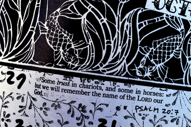 K&ouml;nnte beinhalten: Schwarz-Wei&szlig;-Kunstdruck mit stilisierten Fisch- und Blumenmustern. Das Bild enth&auml;lt Text aus Psalm 20,7 mit den Worten "Die einen verlassen sich auf Wagen und die andern auf Rosse; wir aber gedenken des Namens des HERRN, unseres Gottes."