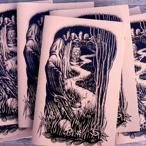 K&ouml;nnte beinhalten: Eine Reihe beigefarbener Zines mit Illustrationen in schwarzer Tinte. Jedes Zine zeigt eine vermummte Figur mit einer Laterne, einen Weg zu einer Stadt und einen Totenkopf. Das Kunstwerk hat ein gotisches, fantastisches Thema.