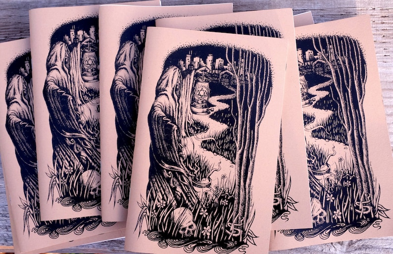 K&ouml;nnte beinhalten: Eine Reihe beigefarbener Zines mit Illustrationen in schwarzer Tinte. Jedes Zine zeigt eine vermummte Figur mit einer Laterne, einen Weg zu einer Stadt und einen Totenkopf. Das Kunstwerk hat ein gotisches, fantastisches Thema.