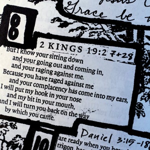 K&ouml;nnte beinhalten: Nahaufnahme einer Buchseite mit handschriftlichem und gedrucktem Text aus der Bibel. Der Text enth&auml;lt 2 K&ouml;nige 1:9:2 7+28 und Daniel 3:15-18. Die Seite ist in Schwarzwei&szlig; gehalten.