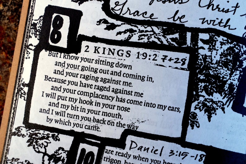 K&ouml;nnte beinhalten: Nahaufnahme einer Buchseite mit handschriftlichem und gedrucktem Text aus der Bibel. Der Text enth&auml;lt 2 K&ouml;nige 1:9:2 7+28 und Daniel 3:15-18. Die Seite ist in Schwarzwei&szlig; gehalten.