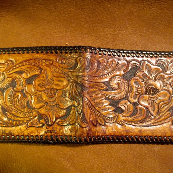 Vintage western hand tooled leather wallet from the 50's, super clean.