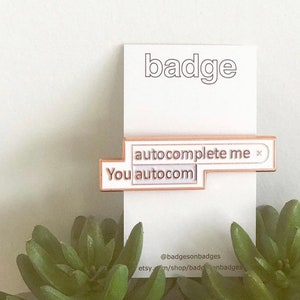 Vous Autocomplete Me broche émail en or rose par badge image 2