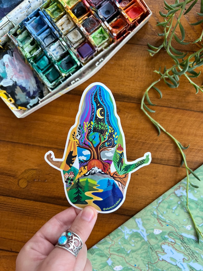 Puede incluir: Una pegatina colorida que presenta una figura humana estilizada con un &aacute;rbol que crece desde su pecho. La figura est&aacute; rodeada de elementos de la naturaleza como monta&ntilde;as, un r&iacute;o y un oso. La pegatina tiene el texto "@abstract.hikes" en la parte inferior.